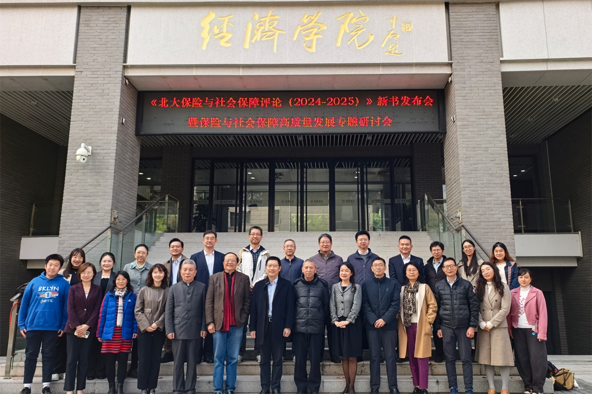 编辑后：图9 东门合影.jpg