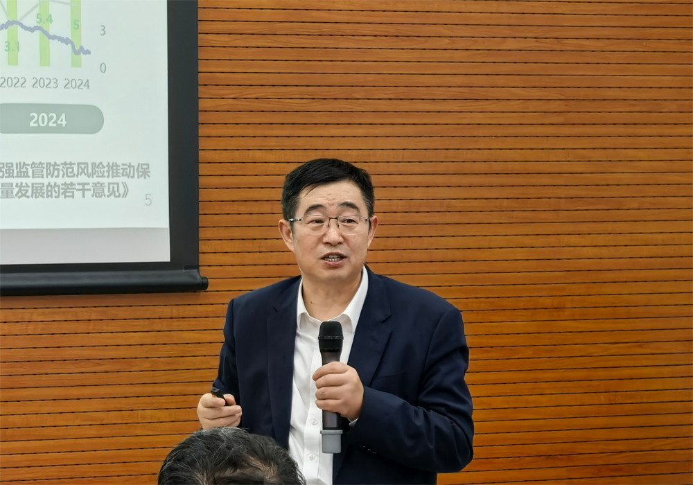 编辑后：图1 李学军演讲中.jpg